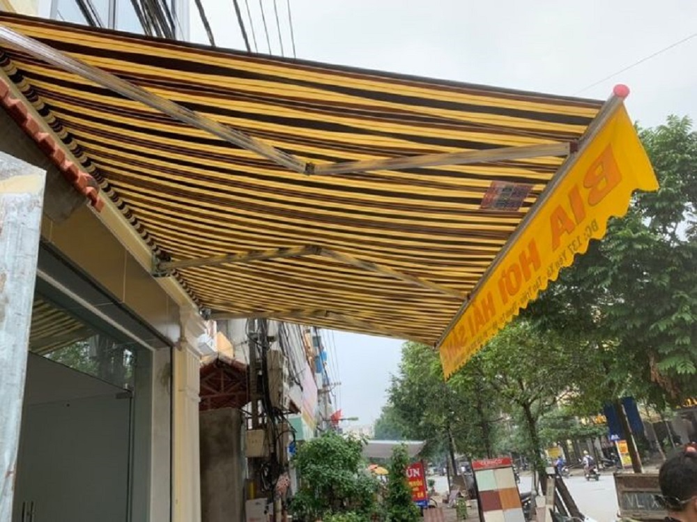 Bạt che nắng tự cuốn giá tốt bền đẹp 2023