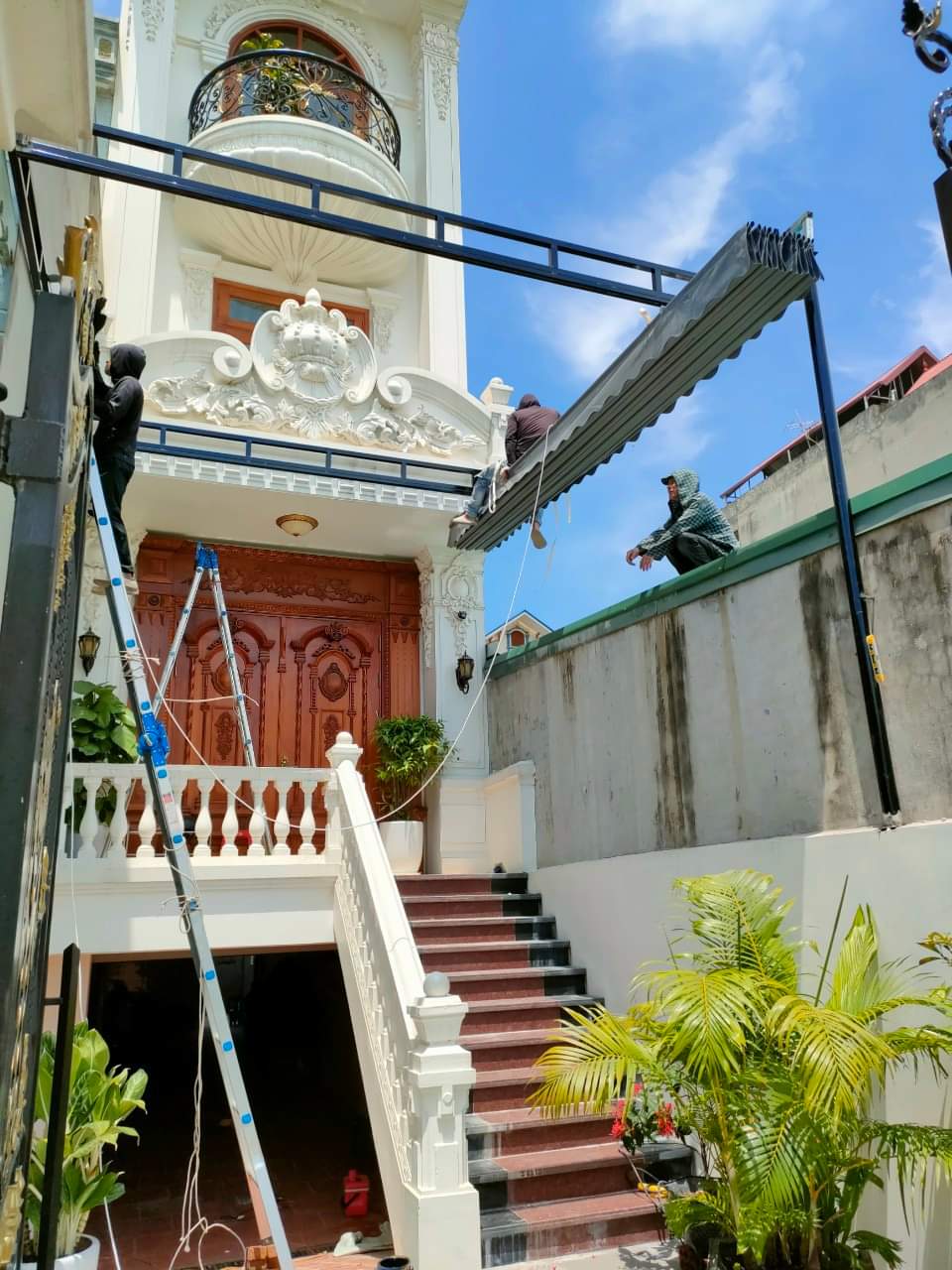 Công ty chuyên lắp đặt bạt cuốn mái hiên giá rẻ