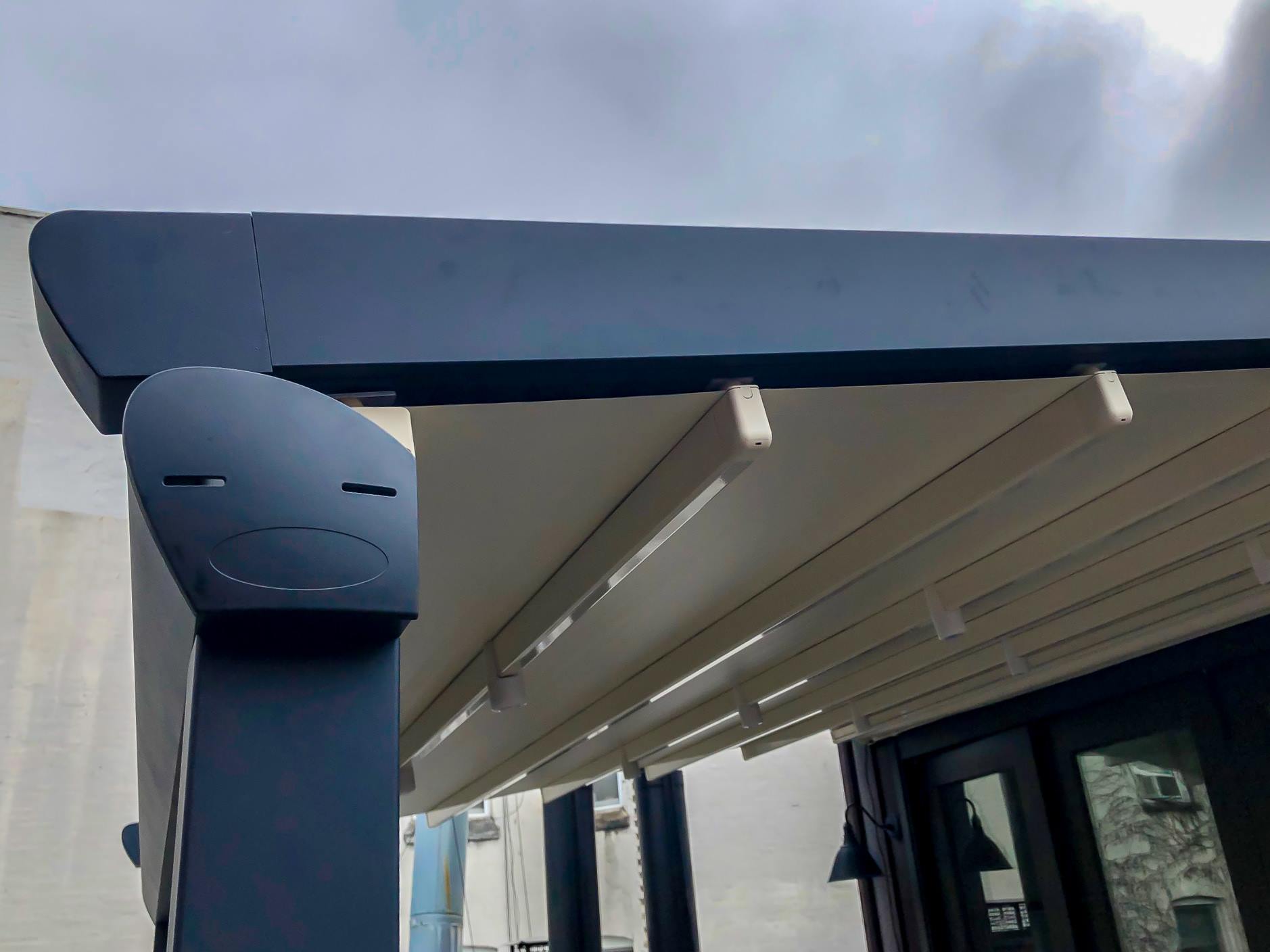 Đơn vị lắp đặt mái che kéo tay uy tín chất lượng