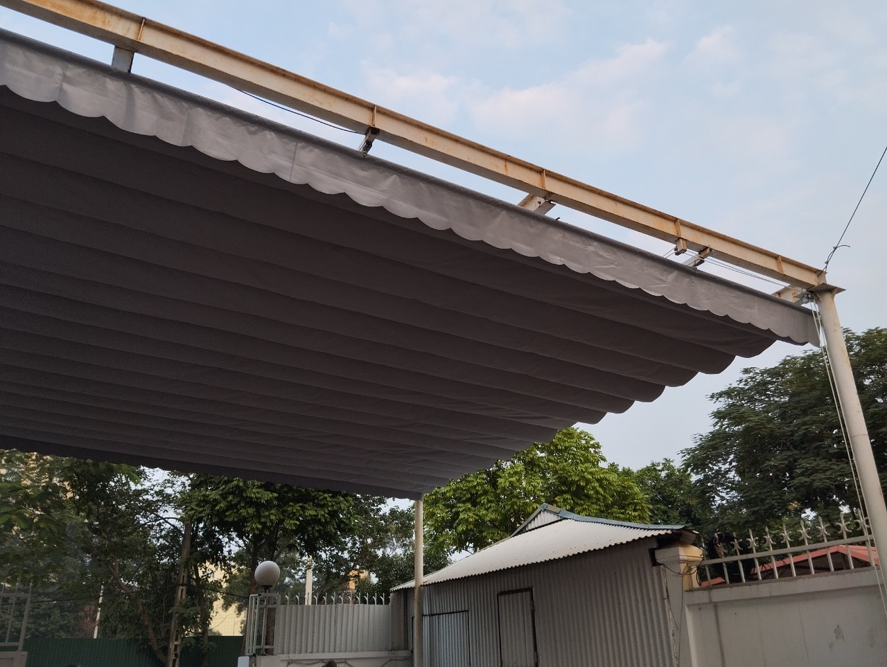 Lắp đặt & báo giá mái hiên điều khiển từ xa ưu đãi nhất 10 z4995170928726 91602fda22442a7034de1d9bcec4d315 1