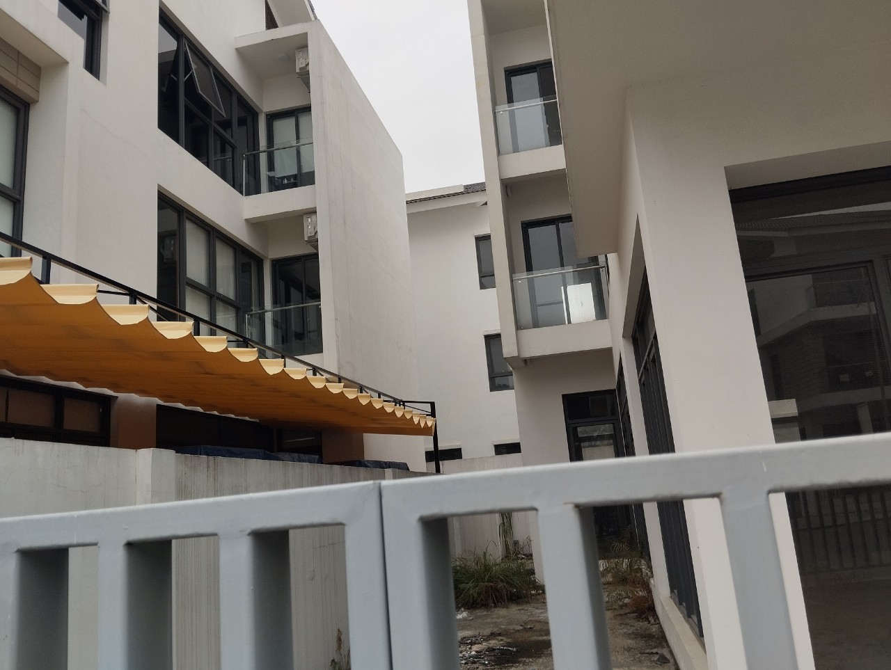 Nhận lắp đặt thi công bạt mái hiên đẹp che nắng che mưa