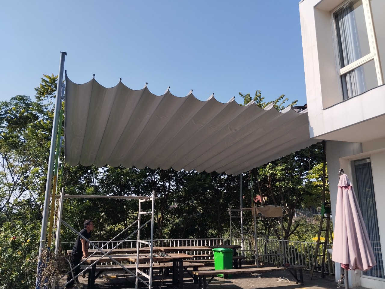 Nhận lắp đặt thi công bạt mái hiên đẹp che nắng che mưa
